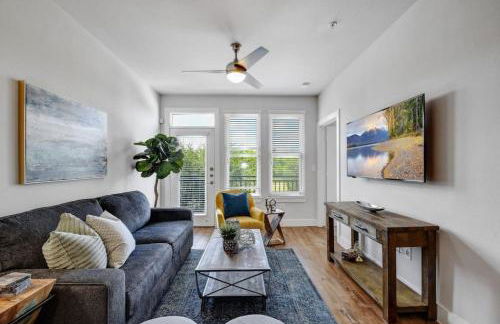 Charming Apartment in Southtown Wifi Pool Gym - Photo 2