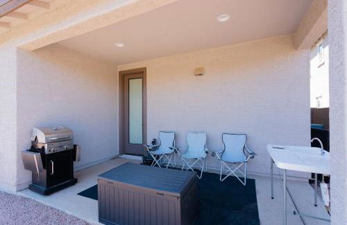 Modern Desert Home-Great for families & groups, near golf, hiking, and city fun, Private in-law suite with own entrance also available separately - Foto 3