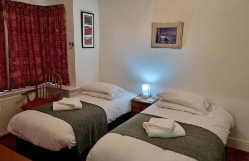 Central to town, 4 bedrooms, sleeps 8, parking for 4 plus cars - Foto 16