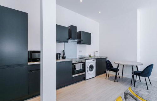 Cohost Partners Cozy Stay Heart of Warrington - Photo 13