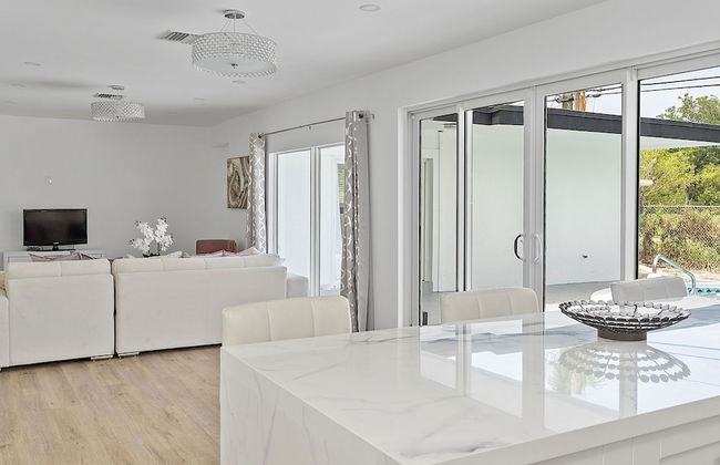 Dreamy 4BR Getaway w Private Pool Luxe Patio in Miramar - Foto 18