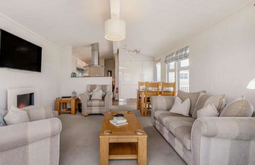 Bay View 2-Bed Lodge with Glorious Harbour View and Balcony - Photo 12