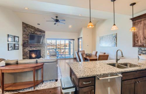 Private Hot Tub, Close to Resorts - Private Hot Tub - Close to PC, Mountain Mansion Family Getaway - Photo 2