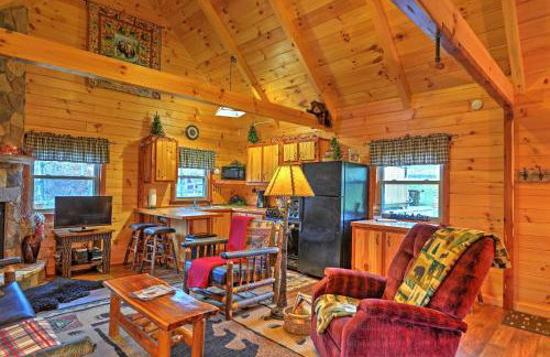 Rustic Dundee Log Cabin with Hot Tub and Forest Views! - Foto 17