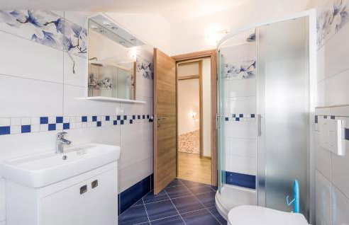 5 Bedroom Amazing Apartment In Viskovo - Photo 44