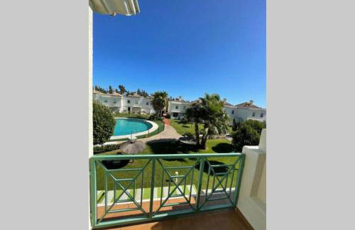 Casa adosada con porche, piscina y pista de pádel, junto al campo de golf - Foto 5