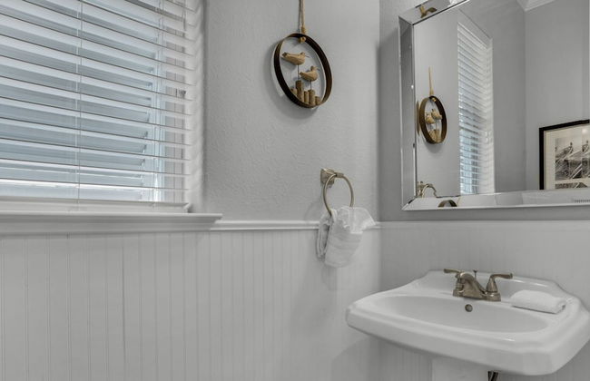 4BR Home, Private Pool, Steps From Beach, Minutes to Top Attractions - Foto 26