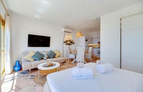 Sea Front Beach Studio Apartment - Photo 11