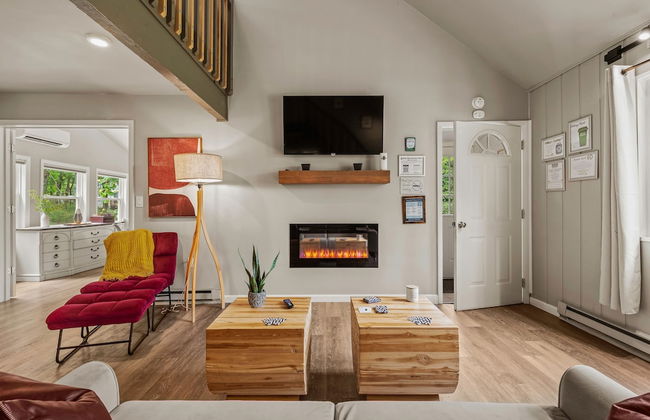 Inn the Poconos by Avantstay Private Lake Access Enclosed Hot Tub - Photo 4