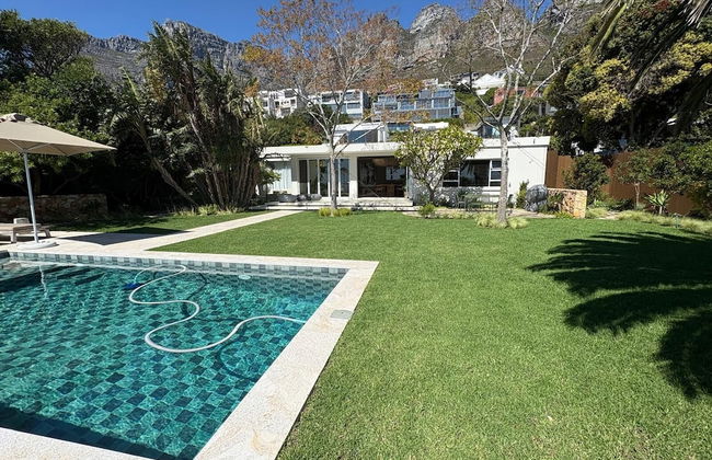 Relax in Style at This Stunning Villa in Camps Bay, Cape Town - Photo 16