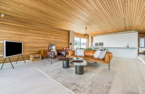 Breathtaking Home with Parking - Pass the Keys - Photo 11