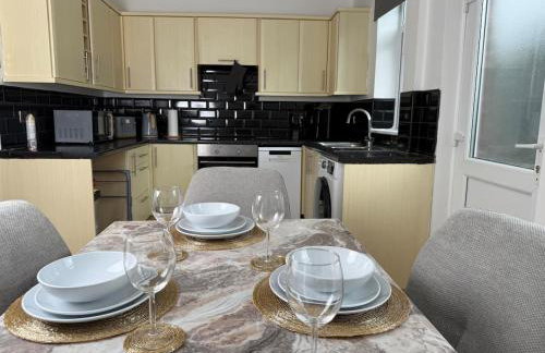 Spacious 3 Bed House Perfect for Contractors & Families with free Wi-fi and Parking - Foto 44