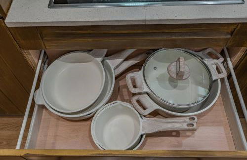 NEW Refurbished Modern Apartment - Photo 31