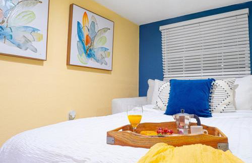 Tropical escape with fire pit near airport & stadium - Foto 14