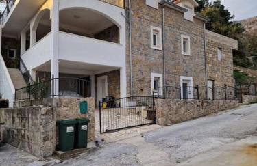 Villa with stunning Mountain Views and Authentic Croatian Stone House near Split and Sea - Photo 36