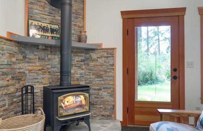 Goss Lake Chalet by Avantstay Lakefront w/ Dock - Photo 20