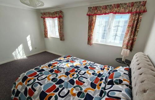 Timeless 2 Bedroom Townhouse Near The City Centre With Drive Parking - Photo 3