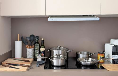 New Studio w Balcony AC Fast Wi-Fi 50inch TV - Photo 9