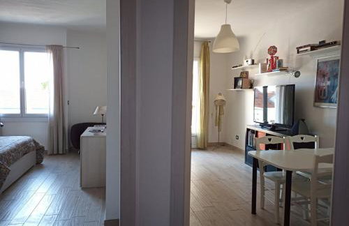 Grand F2 60mq centre Antibes, proche plages, commerces, 2 balcons, parking, train, bus, deco vintage, pet friendly - Foto 4