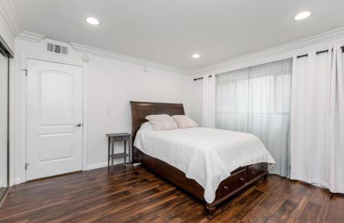 Luxury 2-Bedroom Condo in Studio City - Foto 13