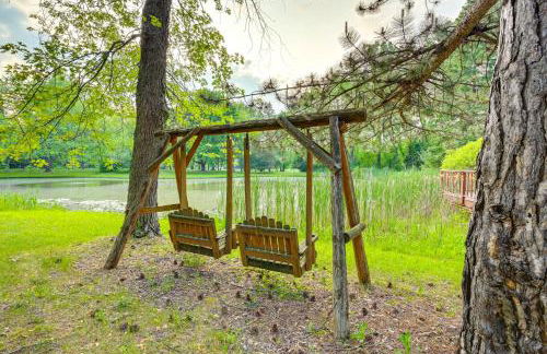 Magical Metamora Cottage with Fire Pit, Pond, Deck! - Foto 39