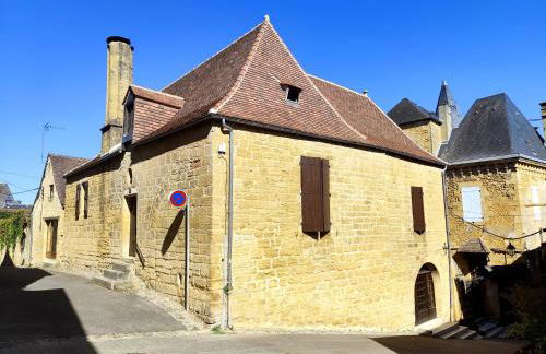 Demeure du XIIIe-XIVe s. dans la cité médiévale. - Photo 8