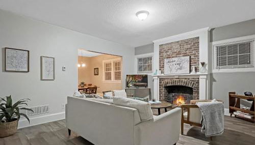 Chic 2BR Duplex Free Parking near Hospitals - Photo 2