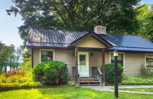Custom-Built Lakefront Cottage with Spacious Yard! - Foto 1