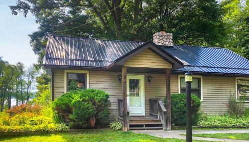 Custom-Built Lakefront Cottage with Spacious Yard! - Foto 1