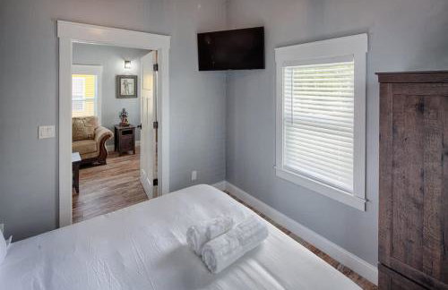 Quaint Cottage with Private Pool-Walk to Everything - Foto 15