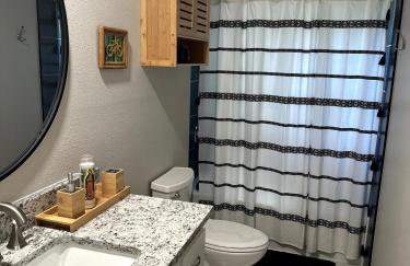 Stylish Family & Group Retreat Near UofA and Trails - Foto 8