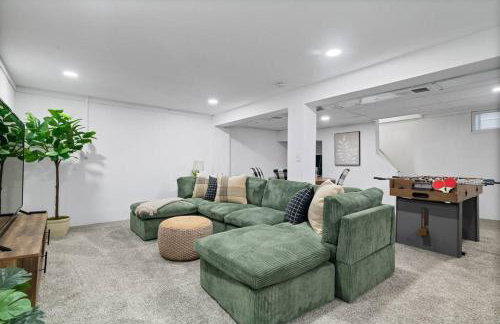 Urban Oasis Cozy Home Near Downtown with Game Room and Firepit - Foto 26