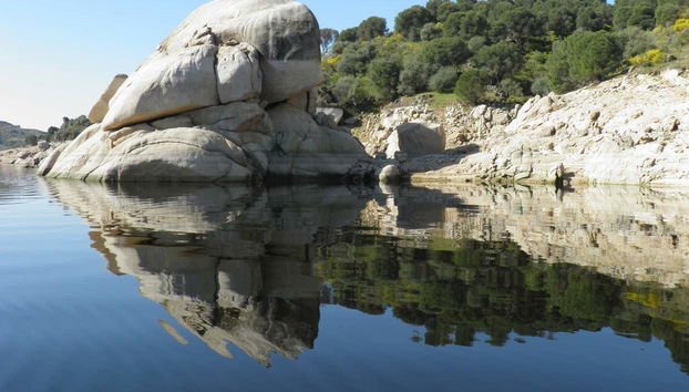 Naviguez sur le barrage de Alcántara