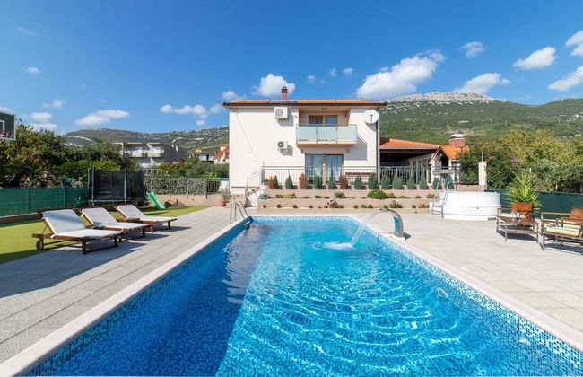 Spacious Holiday Home With Pool and Hot Tub in Kastel Stari - Foto 21