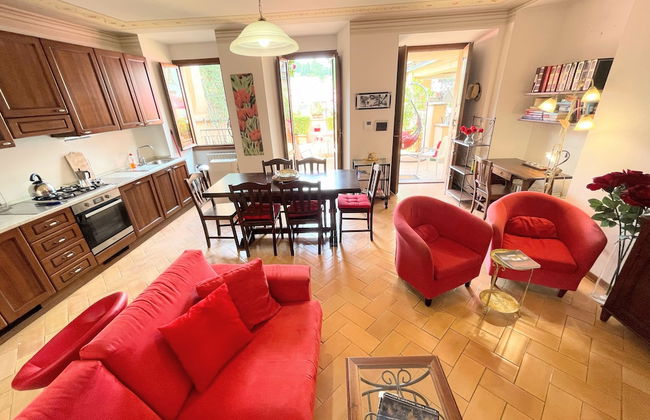 Central Spoleto Apartment With Large Sunny Terrace With Views - Photo 19