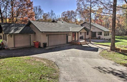 Cabin with Fire Pit and Movie Room, 1 Mi to Lake - Foto 1