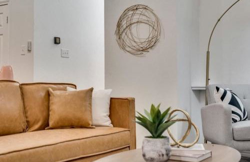 Modern and Luxury DFW Mansion with Backyard Oasis - Foto 15