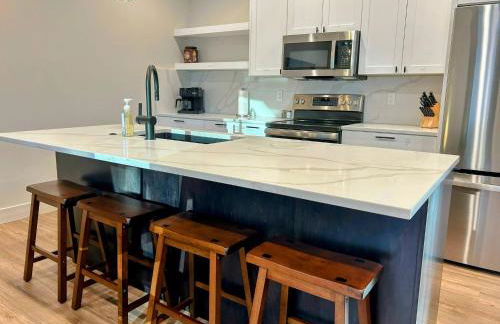 Peaks & Pines Modern Gem, 2 Kings, Bunks, Hot Tub, Walkable, Kid's Cove - Foto 10