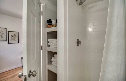 Cozy Studio Retreat with Scenic 5-Acre Views, Near City Lake & Cherokee Casino in Gentry, Arkansas - Foto 11