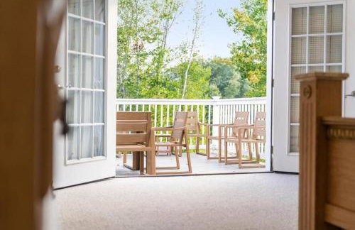 White Mountain Retreat with Theater, Fire Pit, Game Room and River Access - Foto 26