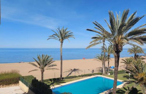 Estupendo apartamento en primera línea de playa y con vistas al mar - Foto 35