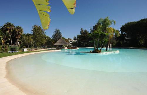 Bonito piso con jardines y piscina - Photo 1