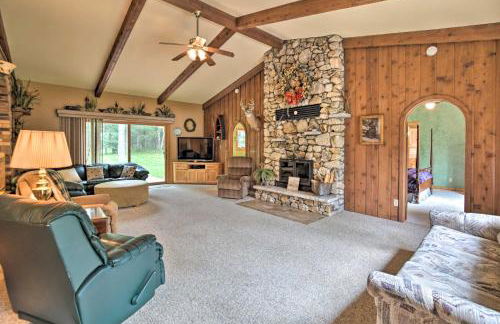 Spacious Lakefront Home with Patio and Boat Dock! - Foto 1