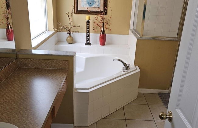 Spacious 7 Br, 4.5 Br Retreat With Pool 7 Bedroom Condo by RedAwning - Foto 14