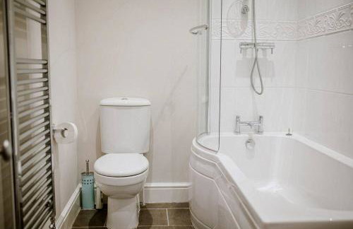 Sleeps 5 - 3 Bedrooms - walk to the square hosted Happy Valley cast - Foto 35