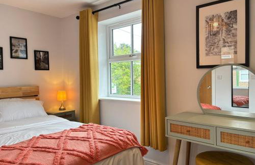 4BR - 3BA - Fast Wi-Fi - Free Parking - Garden - EV Point - Photo 10