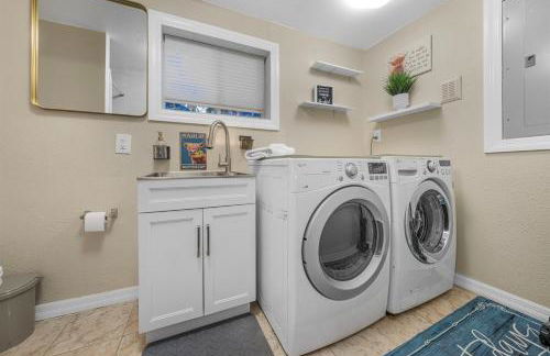 Stunning Gem Home w Heated Salt Pool & Game Room - Foto 69