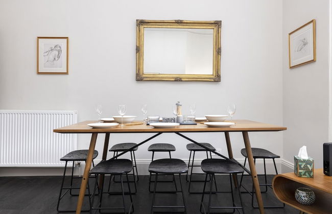 JOIVY Iconic Cockburn Street 4 Bedroom Apartment: Heart of Old Town - Foto 93