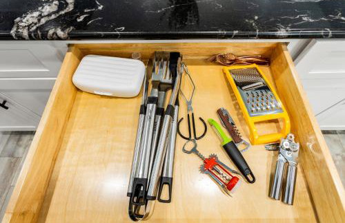 Relax And Sea NEW Luxury Canal-View Escape Gated Community Firepit and Decks - Foto 44