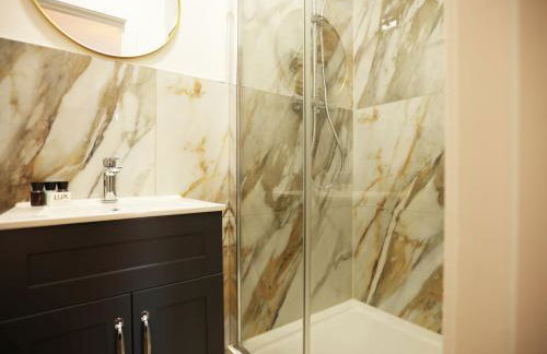 Gloucester Rd By N And N Stays, Newly Refurbed 6 Bed all ensuite house by N And N Stays Ltd, Perfect for contractors and Corporate stays, Close to YTL Arena Site, Pvt Parking for Vans and and work vehicles, Wifi - Foto 14